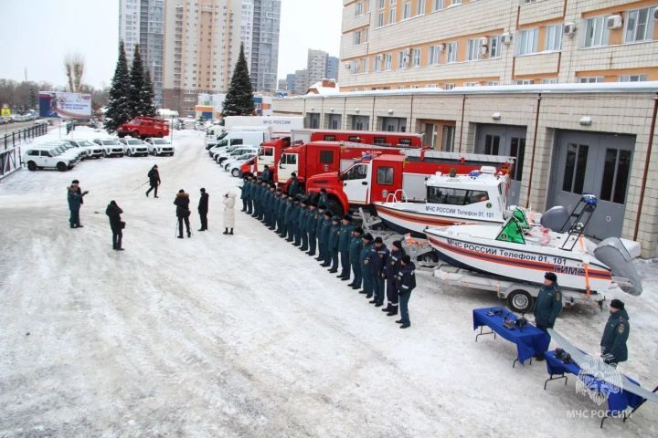 Зеленодольским пожарным вручили награды и новую технику