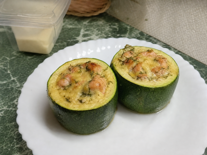 Куда деть кабачки: фаршируем семгой и сыром дор блю