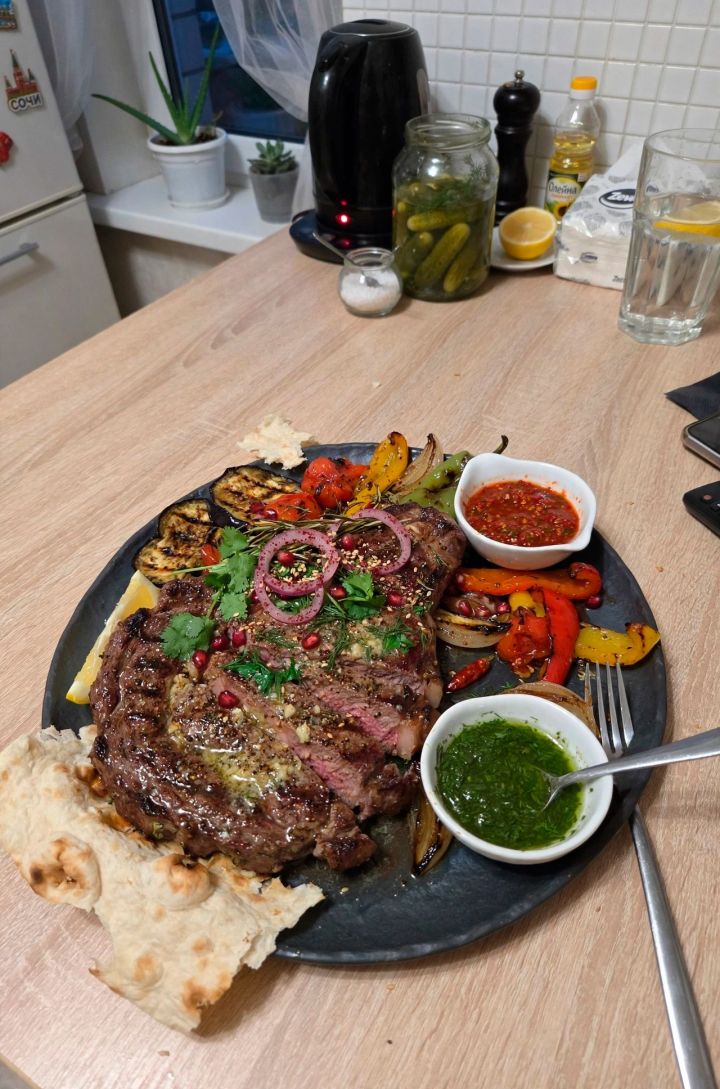 Стейк по-закавказски: секретная начинка, которая делает мясо сочным и ароматным