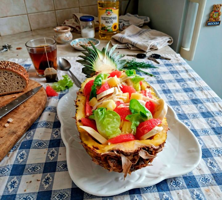 Салат «Гавана» с сельдереем, ананасом и грейпфрутом подают в ананасовой кожуре