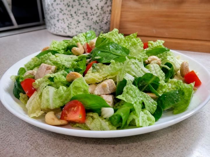 Салат с курицей и кешью — просто и необычно