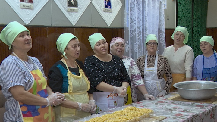 Сельские мастерицы из Больших Ширдан пекут чак-чак для фронта