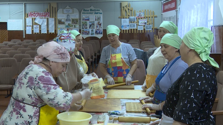 Сельские мастерицы из Больших Ширдан пекут чак-чак для фронта
