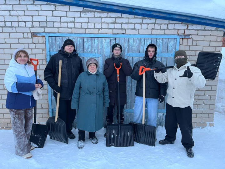 Студенты медколледжа очистили двор мамы Героя России Семена Николаева от снега