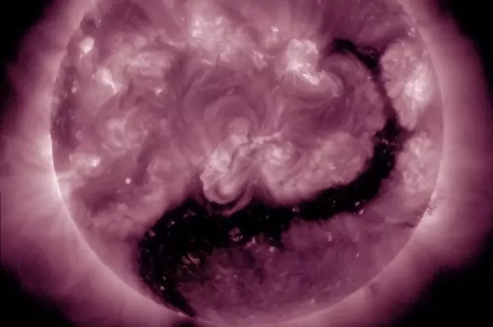 Огненный дракон над Землей: специалисты объяснили, будет ли магнитная буря