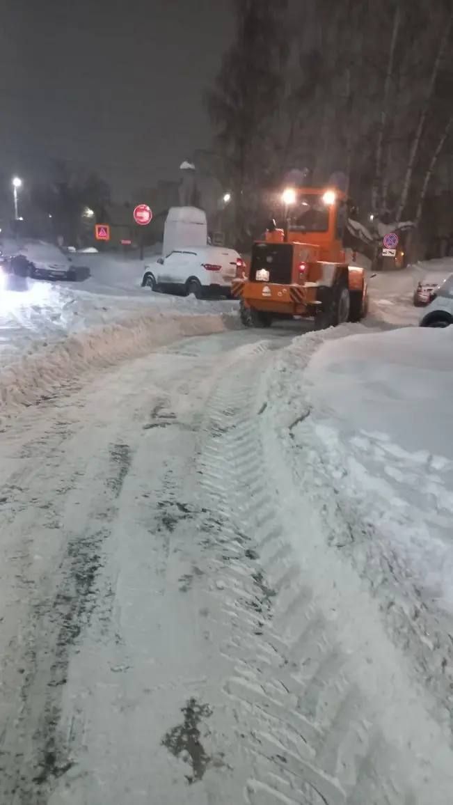 Работы по очистке городских улиц  Зеленодольска ведутся круглосуточно