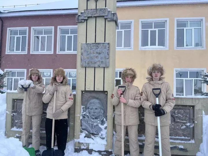 Юнармейцы из Васильево приняли участие в благоустройстве памятника «Всем, ковавшим победу!»