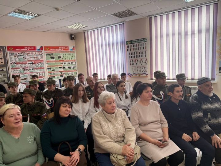 «Никто не забыт, ничто не забыто»: в Зеленодольском механическом колледже открыли мемориальный стенд героям СВО