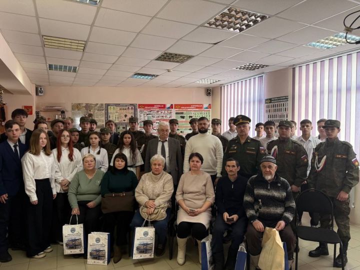 «Никто не забыт, ничто не забыто»: в Зеленодольском механическом колледже открыли мемориальный стенд героям СВО