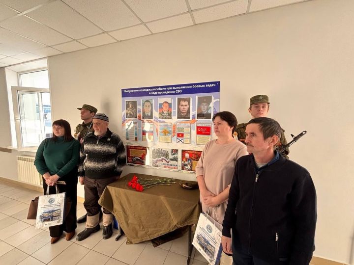 «Никто не забыт, ничто не забыто»: в Зеленодольском механическом колледже открыли мемориальный стенд героям СВО