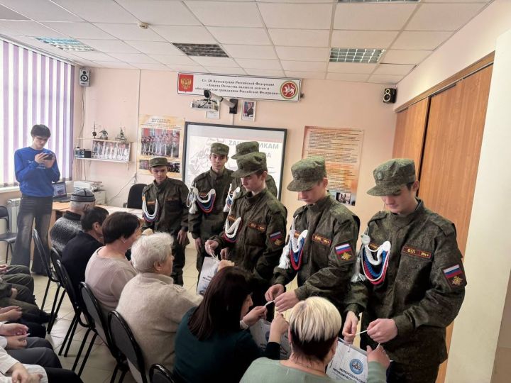 «Никто не забыт, ничто не забыто»: в Зеленодольском механическом колледже открыли мемориальный стенд героям СВО