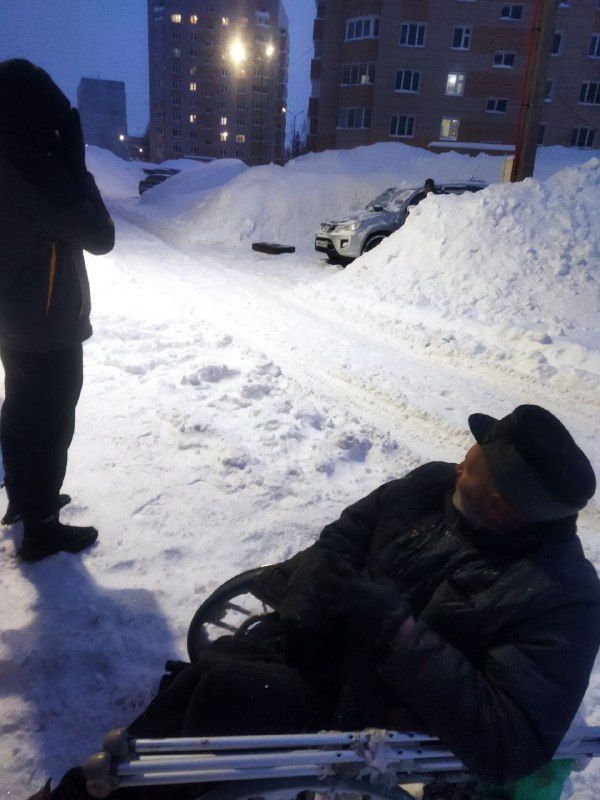 Зеленодолец не смог пройти мимо: История Ильяса, который в метель толкал коляску с незнакомым стариком, поразила весь город