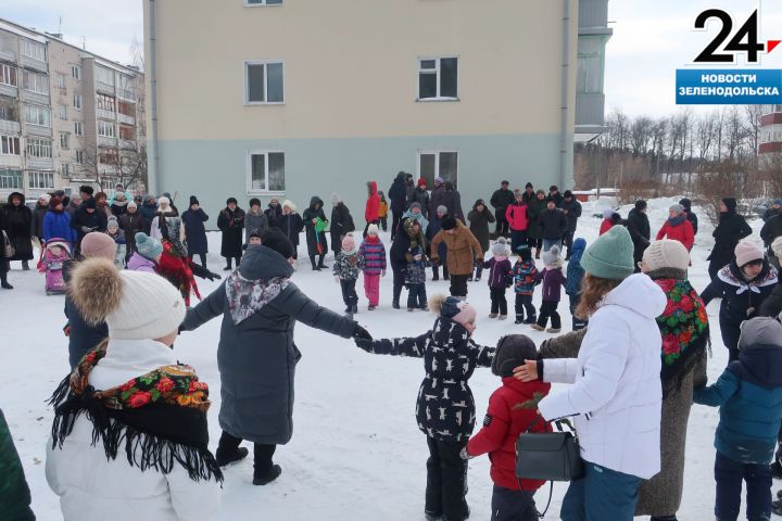 Жители ул. Загородной Зеленодольска создают главный символ Масленицы с любовью и душой