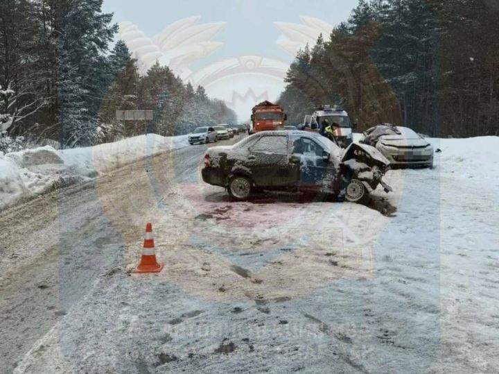 Из-за неудачного обгона в Альметьевском районе РТ произошло массовое ДТП