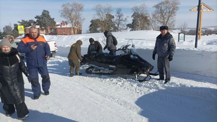 Гостехнадзор проверил снегоходы на острове Свияжске