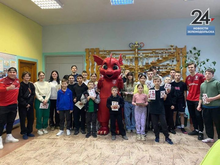 Нурлатский детский дом посетили спортсмены казанского футбольного клуба «Рубин»