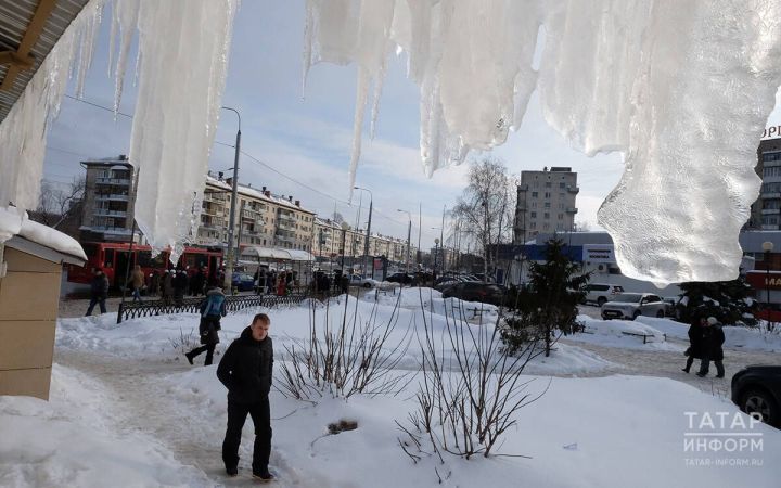 С крыши упал снег и повредил автомобиль