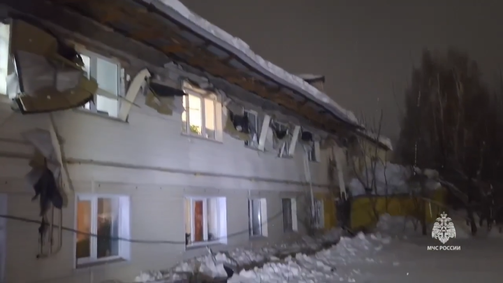 В Зеленодольске из-за снега обрушилась часть крыши жилого дома