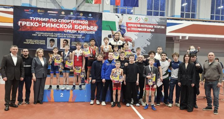 В Зеленодольске состоялись состязания по борьбе, собравшие 170 спортсменов