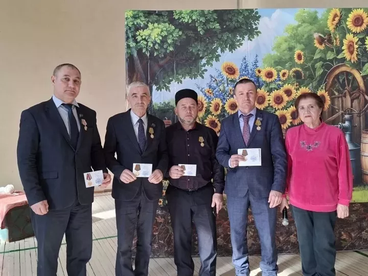 В селе Северные Нурлаты матери участников СВО получили медаль «Матери Защитника Отечества»