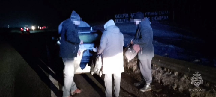 Сотрудники МЧС Татарстана спасли семью с младенцем из замерзавшей машины