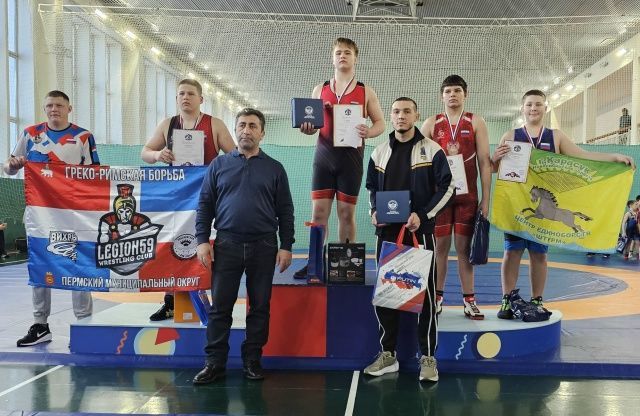 Три золотых медали привезли зеленодольские борцы из Екатеринбурга