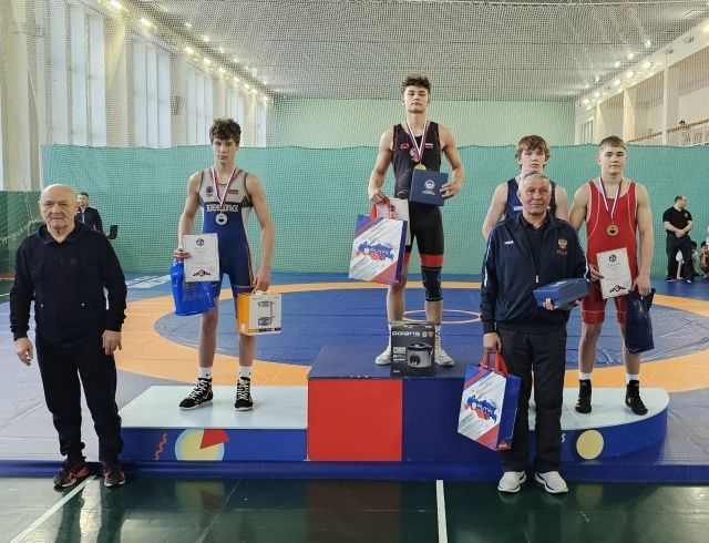 Три золотых медали привезли зеленодольские борцы из Екатеринбурга