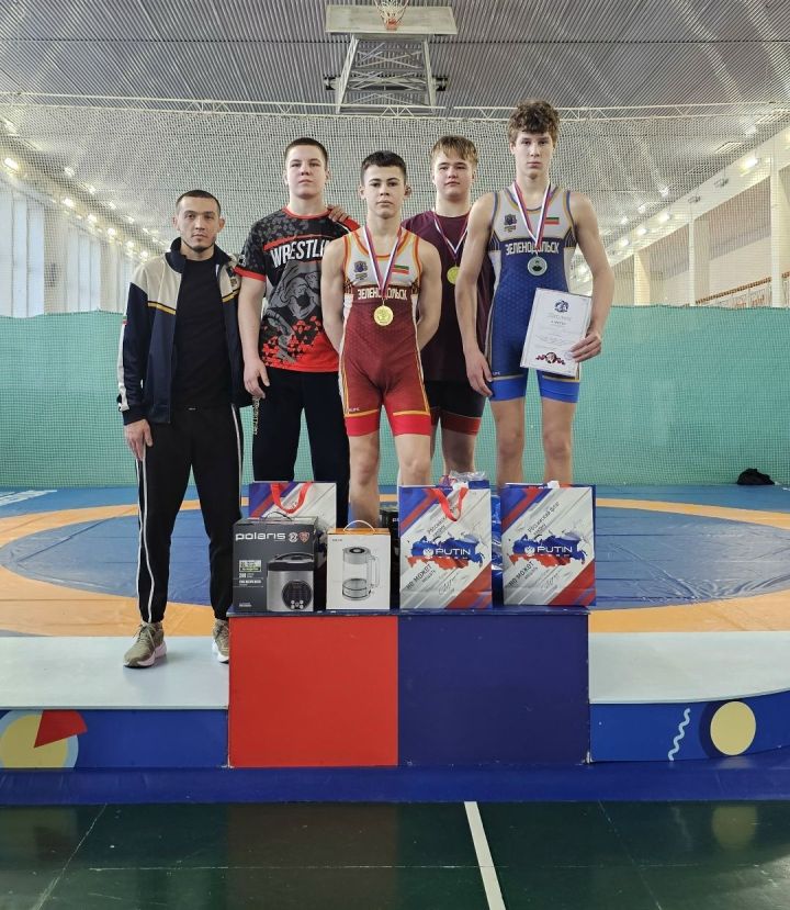 Три золотых медали привезли зеленодольские борцы из Екатеринбурга