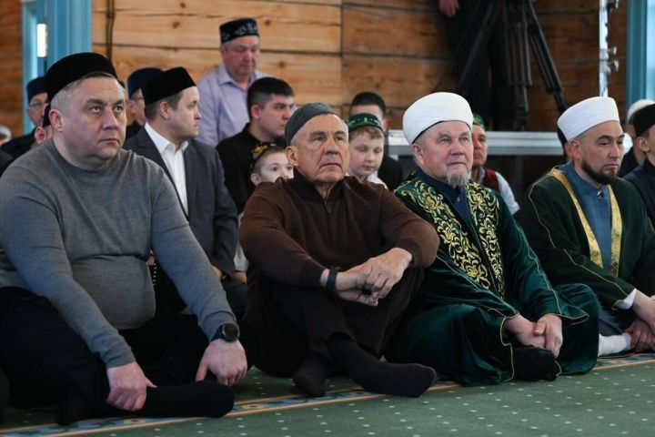 Раис Татарстана совершил праздничный намаз в мечети села Айбаш