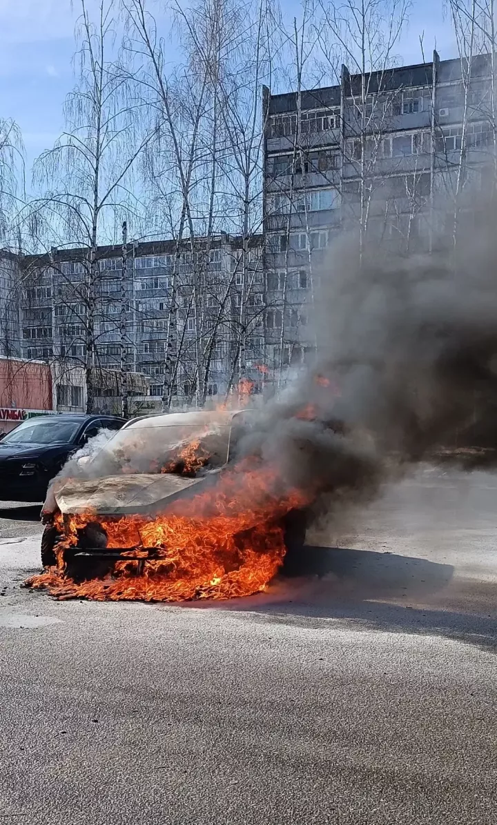 На парковке возле бизнес-центра сгорел автомобиль