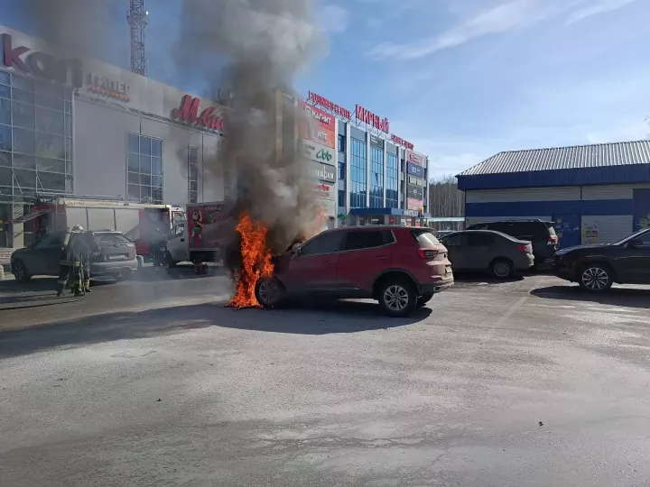 На парковке возле бизнес-центра сгорел автомобиль