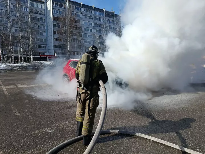 На парковке возле бизнес-центра сгорел автомобиль