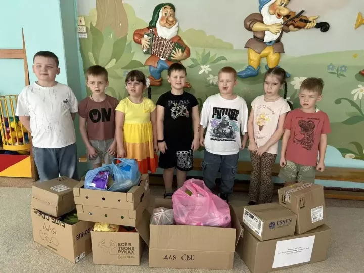 В детском саду №1 «Ласточка» прошла акция по сбору гумпомощи для участников СВО