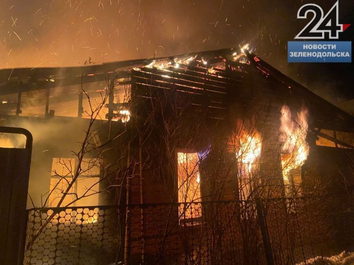 Готовила еду и ушла: спасатели вскрыли дверь, где плакал 10-месячный малыш