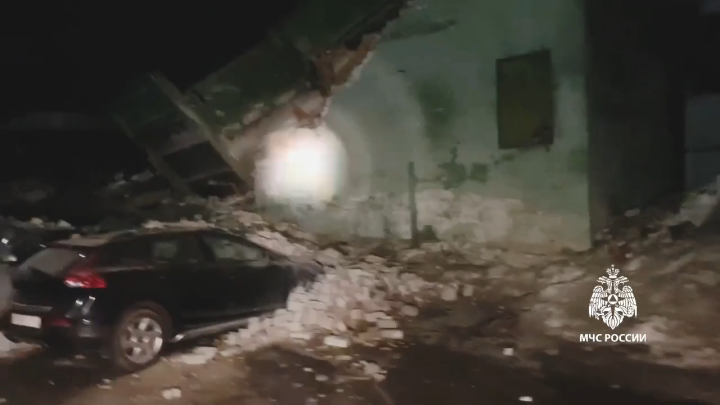 В Зеленодольске обломки обрушившегося гаража повредили автомобили