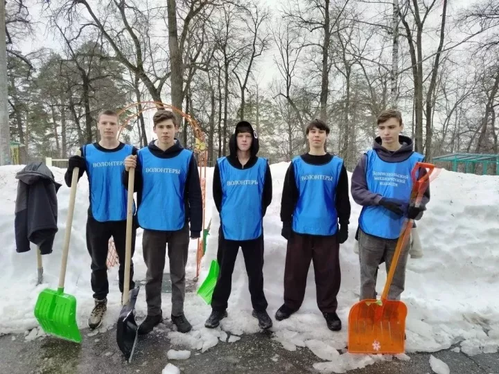 «Снежный десант» из мехколледжа помог детскому саду расчистить территорию