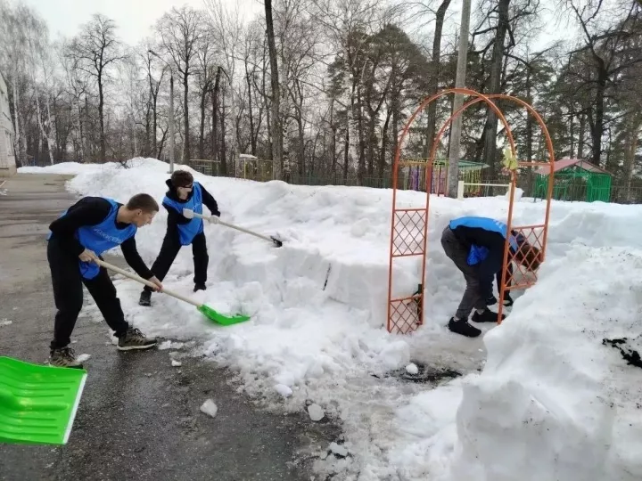 «Снежный десант» из мехколледжа помог детскому саду расчистить территорию