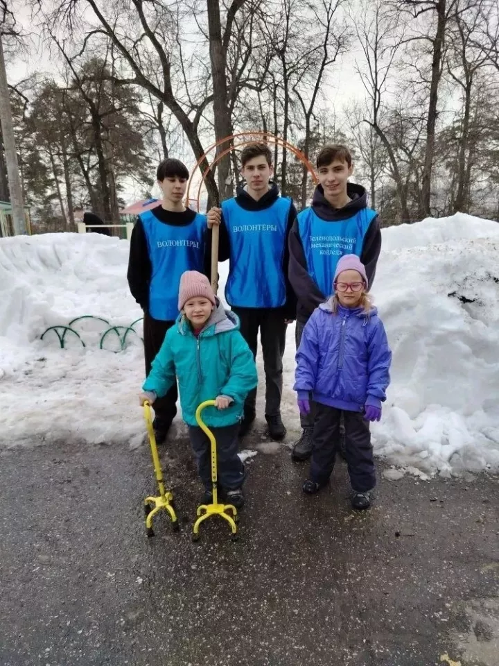 «Снежный десант» из мехколледжа помог детскому саду расчистить территорию