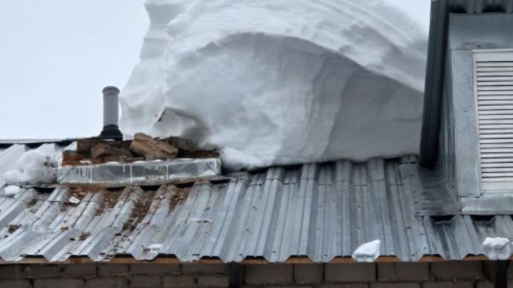 В Зеленодольске из-за схода снега повреждены дымоходы в домах на улице Украинской и Паратской