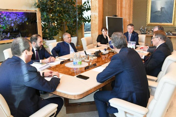 Раис Татарстана Рустам Минниханов обсудил с министром здравоохранения РФ Михаилом Мурашко помощь пострадавшим на пожаре в Нижнекамске