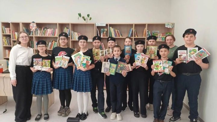 Зеленодольские юнармейцы приняли участие в акции «Книги СВОим»