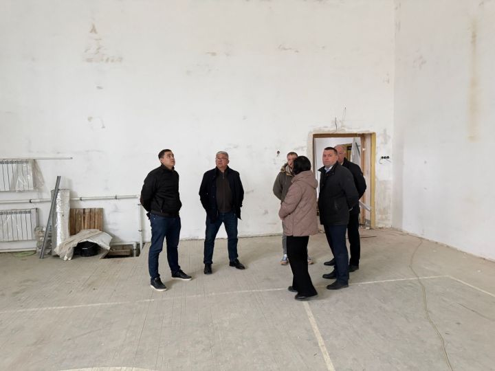 Ход капремонта Зеленодольского судостроительного колледжа проверил глава ЗМР