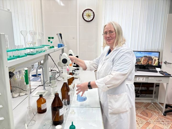 Знакомьтесь: химик-аналитик лаборатории ЗВКС Татьяна Петровна Бякова.