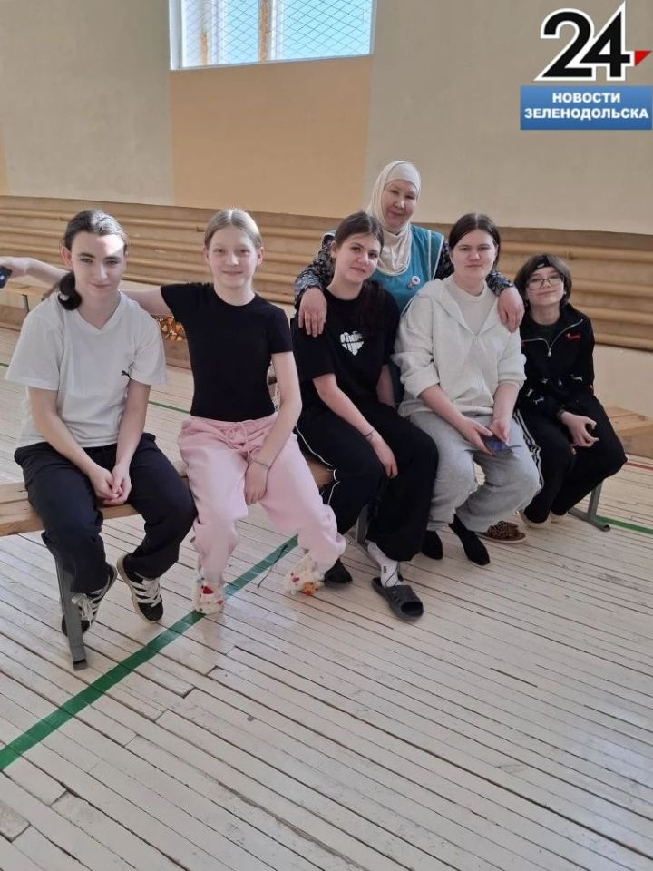 Жители Нурлат приняли активное участие в акции по сбору домашних заготовок для отправки на СВО