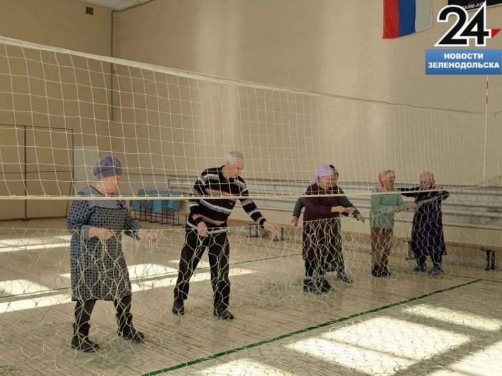 Жители Нурлат приняли активное участие в акции по сбору домашних заготовок для отправки на СВО