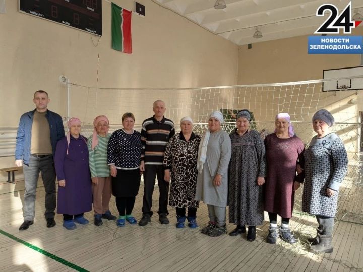 Жители Нурлат приняли активное участие в акции по сбору домашних заготовок для отправки на СВО