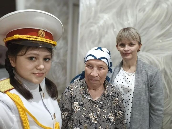 Юнармейцы поздравили с 90-летием ветерана труда Нуранию Гисматуллину