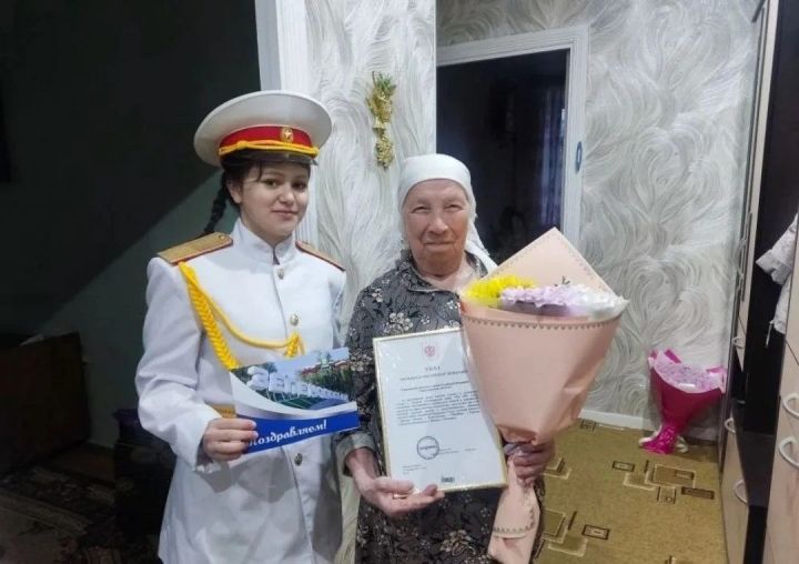 Юнармейцы поздравили с 90-летием ветерана труда Нуранию Гисматуллину