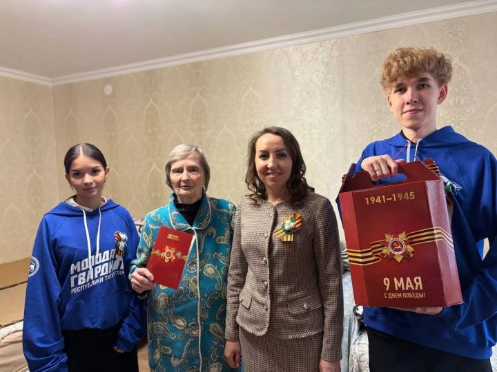 В преддверии Дня Победы молодогвардейцы поздравили ветеранов