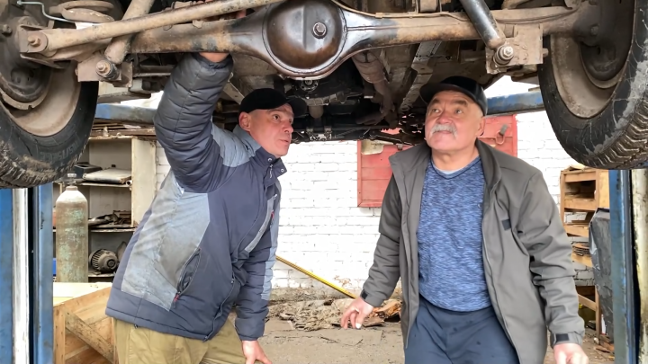 Умельцы на базе «Агродеталь» переделывают гражданские внедорожники в боевые пикапы